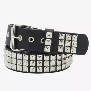 Hot Topic | Silver Pyramid Stud Belt